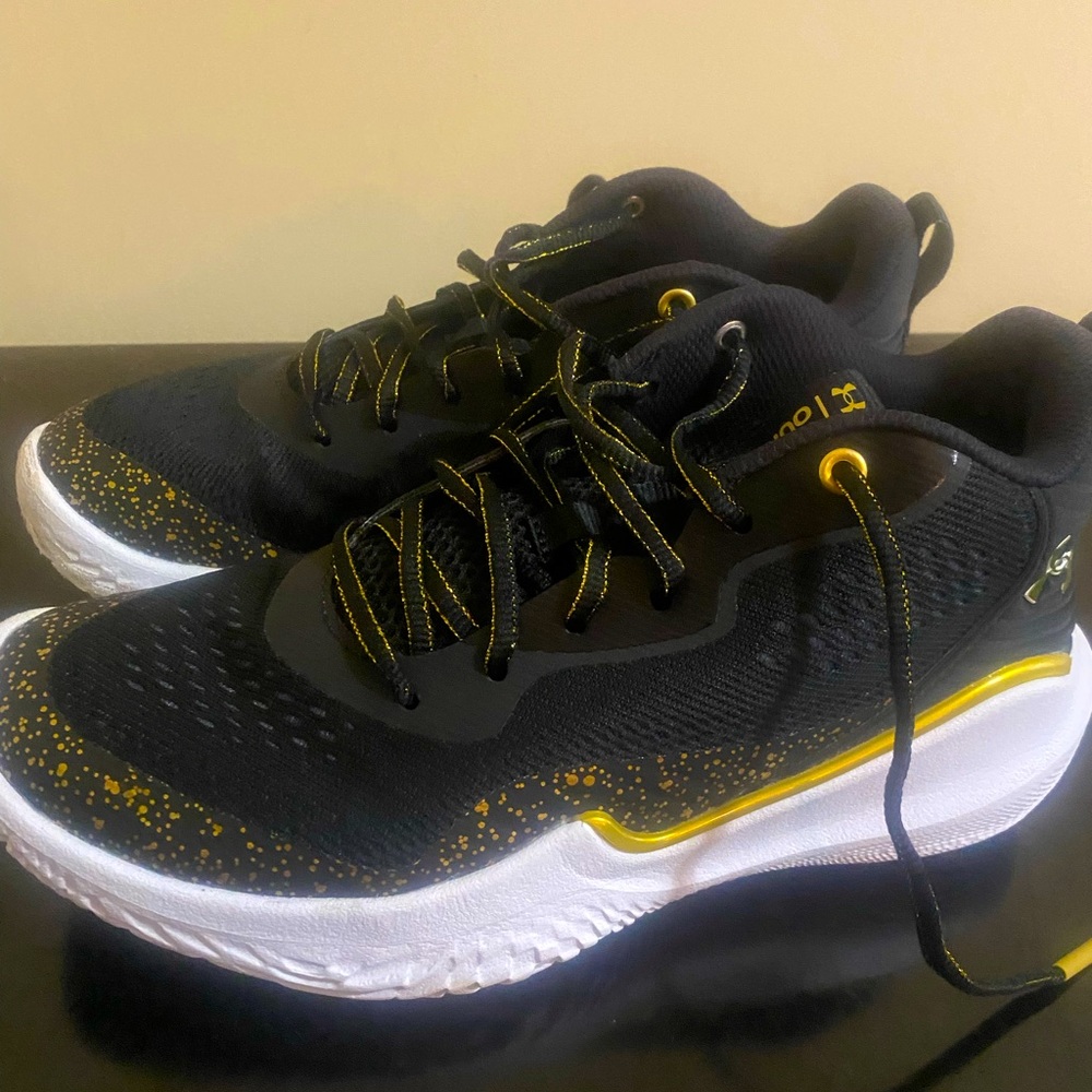 Under Armour Womens Flow Breakthru 2 Basketball Shoes